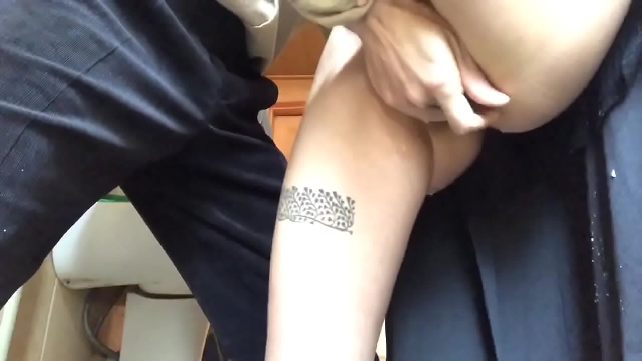 Пръскане в училищната тоалетна, истински пенест оргазъм - учителят ми направи всичко възможно