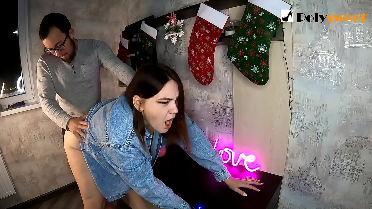 Човекът се наслаждаваше на това да чука красавица с конска опашка в задника с уста и петел