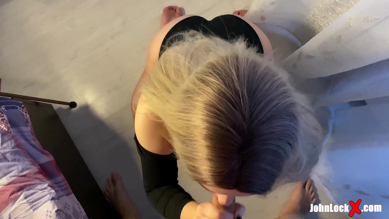 Червенокоса смучене на пишка и шибане нагоре, получаване на сперма върху задника й